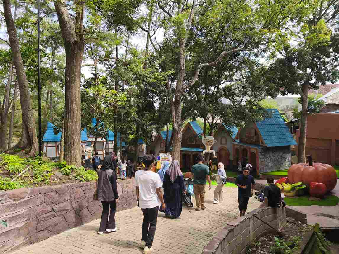 Beberapa wisatawan terlihat sedang menikmati dan menelusuri kawasan wisata Wendit Malang